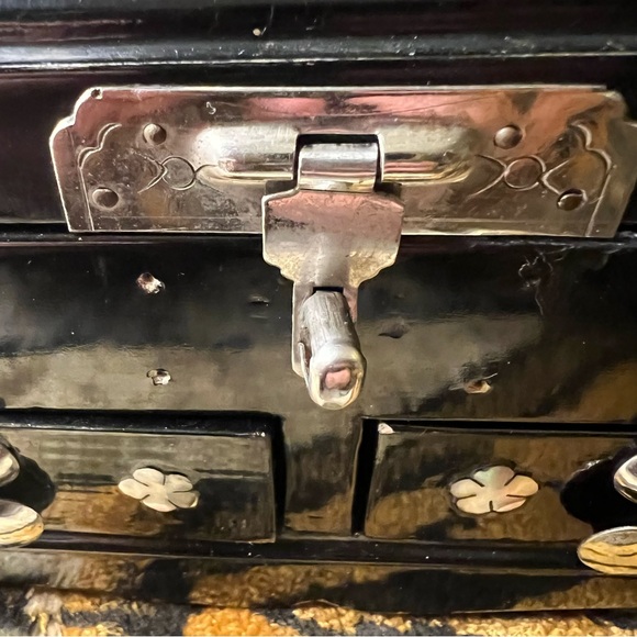 Beautiful Asian Black Laquer & Mother of Pearl Jewelry Box w/ Cherry Blossoms - Picture 5 of 16